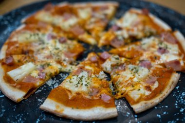 Tabakta servis edilen pizzanın kapağını kapat.