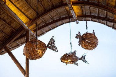 Balık şekilli geleneksel bambu örülmüş abajur.