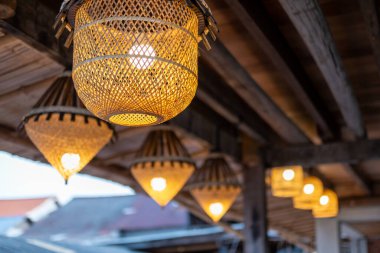 Çeşitli şekillerde geleneksel örülmüş abajur.