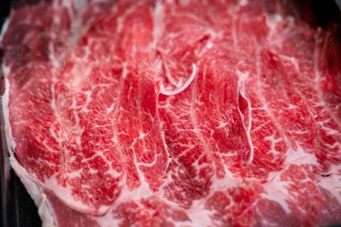 Dilimlenmiş istiridye bıçağı, çiğ et. Tencere dibin kara seninki benden kara.