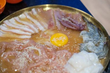 Dilimlenmiş çiğ domuz eti, et ve deniz ürünleri. Barbekü için hazır.