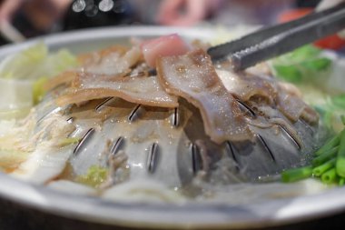 Tayland usulü domuz eti, sebze çorbası ve barbekü.