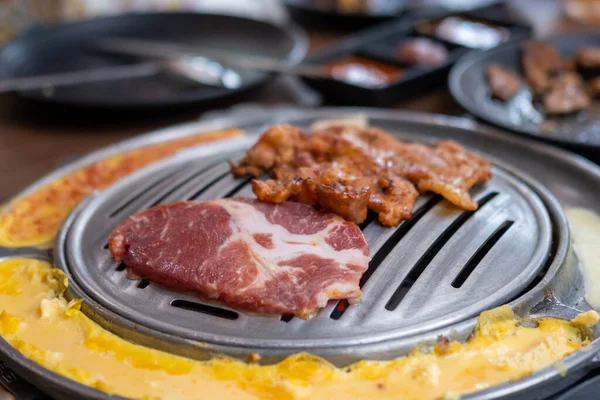 Barbacoa Parrilla Cerdo Con Huevo Comida Estilo Coreano Restaurante —  Fotos de Stock