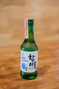 Bangkok, Tayland - 2 Şubat 2019 Jinro Chamisul Soju. Kore kökenli temiz, renksiz bir damıtılmış içecek. Jinro, Güney Kore 'nin en büyük üreticisi..