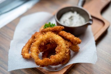 Tabakta servis edilen kızarmış kalamar ya da kalamar yakın çekim.