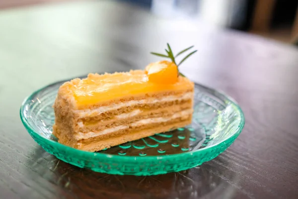 오렌지가 러시아와 소련의 케이크인 비크는 식탁에 놓았다 — 스톡 사진