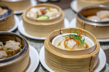 Masadaki dere sepetinde çeşitli Dimsum