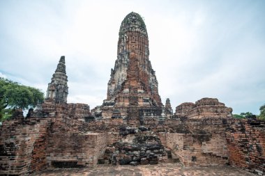 Wat Phra Ram, Ayutthaya 'nın Tayland' daki tarihi parkın içindeki şehir adasında restore edilmiş bir tapınak harabesi.