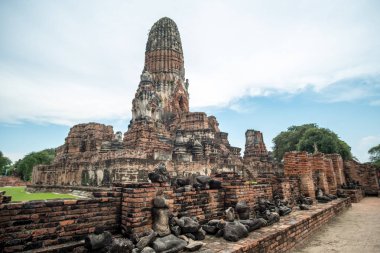Wat Phra Ram, Ayutthaya 'nın Tayland' daki tarihi parkın içindeki şehir adasında restore edilmiş bir tapınak harabesi.