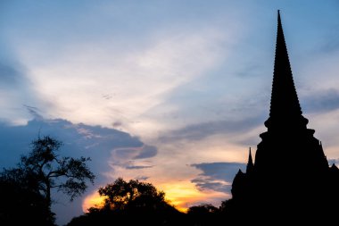 Siluet Wat Phra Sri Sanphet, Ayutthaya Tayland 'ın antik başkenti eski Kraliyet Sarayı sitesinde kutsal tapınak. Renkli günbatımı gökyüzüne karşı