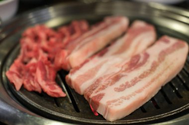 Barbekü domuz eti ve Samgyeopsal, ızgara domuz göbeği, Kore usulü yemek.