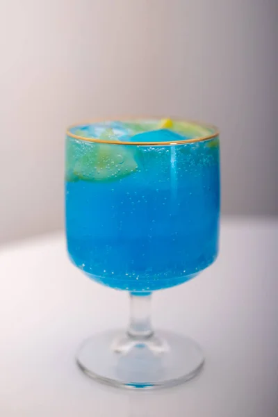 Niebieska Soda Podawana Szklance Cytryną — Zdjęcie stockowe