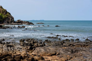 Tayland, Krabi 'deki kayalık plajın yatay çizgisi.