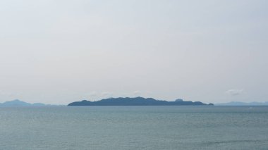 Mavi gökyüzü ile yatay deniz çizgisi