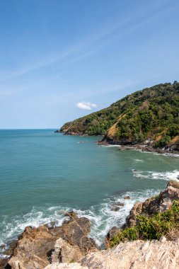 Tayland, Krabi 'deki kayalık plajın yatay çizgisi.