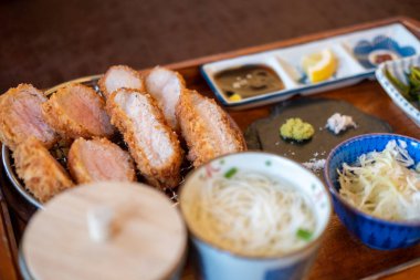 Sous Vide tonkatsu, kızarmış domuz eti ve mezeler restoranda servis ediliyor.