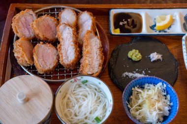 Sous Vide tonkatsu, kızarmış domuz eti ve mezeler restoranda servis ediliyor.