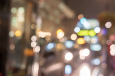 Londra'da yolda araba ve kırmızı otobüs bulanık görüntü bokeh.