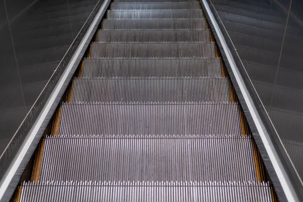 Blick Von Oben Auf Die Stufen Der Rolltreppe — Stockfoto