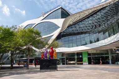 Singapur - 20 Ekim 2022: Plaza Singapur. Orchard Road, Singapur 'da Dhoby Ghaut MRT istasyonunun yanında yer alan çağdaş bir alışveriş merkezidir..