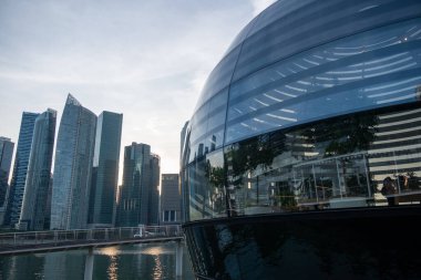 Singapur - 20 Ekim 2022: Şehir manzaralı Apple Marina Bay Sands. Foster + Partners tarafından tasarlanan Dünyanın İlk Yüzen Elma Mağazası