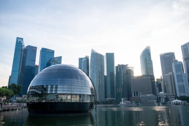 Singapur - 20 Ekim 2022: Şehir manzaralı Apple Marina Bay Sands. Foster + Partners tarafından tasarlanan Dünyanın İlk Yüzen Elma Mağazası