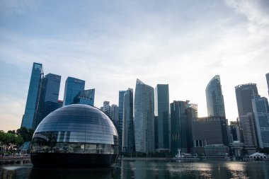 Singapur - 20 Ekim 2022: Şehir manzaralı Apple Marina Bay Sands. Foster + Partners tarafından tasarlanan Dünyanın İlk Yüzen Elma Mağazası