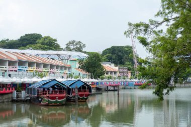 Singapur - 21 Ekim 2022: Clarke Quay 'daki tarihi nehir kenarı rıhtımı renkli bina manzarası