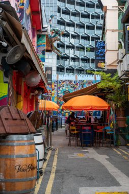 Singapur - 22 Ekim 2022: Hacı Yolu, Singapur 'da renkli bir bina. Pek çok turist ve gencin ilgisini çeken mağazalarıyla tanınıyor.