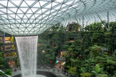 Singapur - 22 Ekim 2022: Jewel Changi Havaalanı 'ndaki dünyanın en uzun kapalı şelalesi. Changi Havalimanı ile çevrili doğa temalı bir eğlence ve perakende tesisidir.