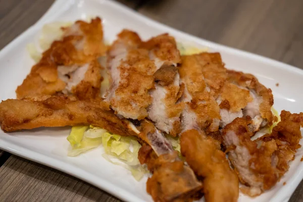 Τηγανητό Κοτόπουλο Σερβίρεται Στο Πιάτο Λαχανικά Κινέζικο Φαγητό — Φωτογραφία Αρχείου