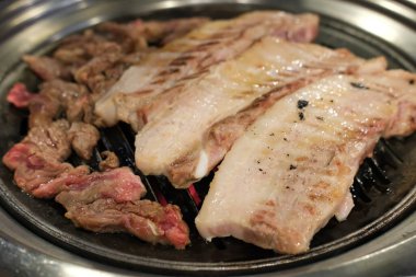 Barbekü domuz eti ve Samgyeopsal, ızgara domuz göbeği, Kore usulü yemek.