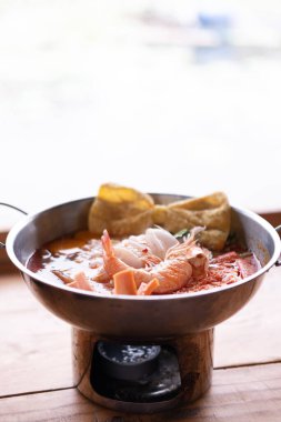 Deniz mahsulü Tom Yum, sıcak ve ekşi Tayland çorbası kalamar, karides sıcak tencerede servis edilir.