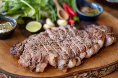 Tahta tabakta orta pişmiş et.