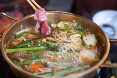 Dilimlenmiş et tutan çubuk. Sıcak çorba ve kalın çorba..