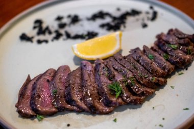 Limonlu ve mantar ezmeli orta pişmiş picanha eti.