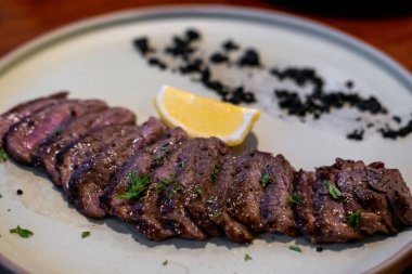 Limonlu ve mantar ezmeli orta pişmiş picanha eti.