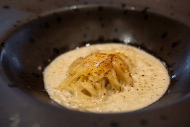 Tabakta servis edilen yanmış mantarlı spagetti.