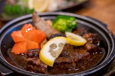 Limonlu, havuçlu ve sebzeli biftek.