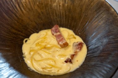 Spagetti Carbonara beyaz tabakta. Yumuşak odak