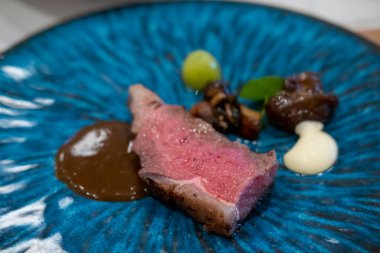 Soslu orta pişmiş et.