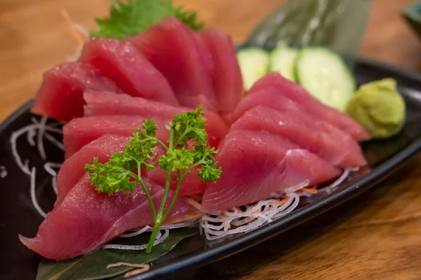 菜盘上有蔬菜的金枪鱼生鱼片 在餐馆里吃 — 图库照片
