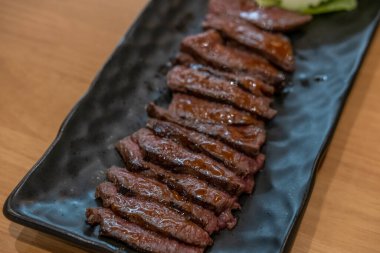 Tabakta orta pişmiş et.