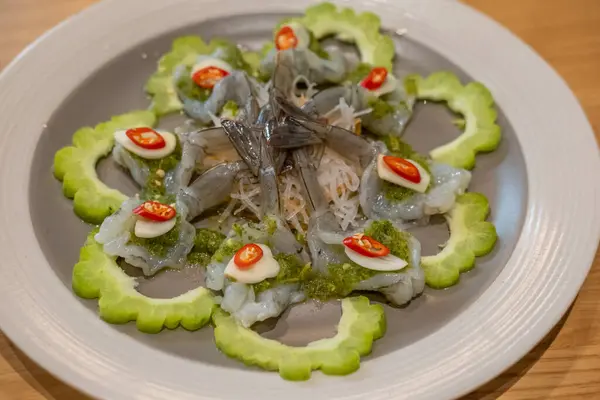 魚ソースの生エビはプレートで提供しました タイ料理 — ストック写真