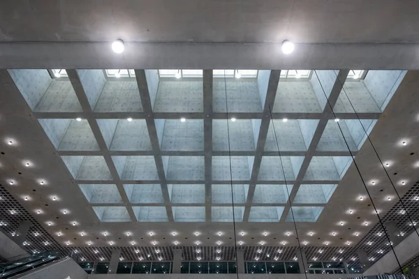 韓国ソウル 2023年2月19日 韓国最大の美容会社であるアモレパシフィック本社のインテリアビュー この建物はデイヴィッド チッパーフィールド アーキテクトによって設計された — ストック写真