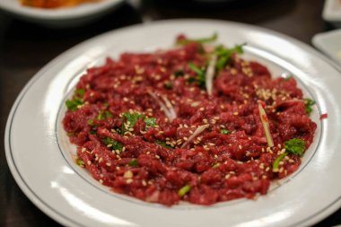 Yukhoe, tuzlu, şekerli, susamlı, biberli, sarımsaklı, vb. Meşhur bir Kore yemeği..