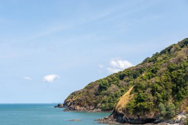 Tayland, Krabi 'deki kayalık plajın yatay çizgisi.