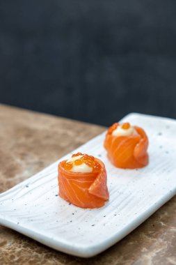 Ikura Somon Roll tabakta servis edilir.