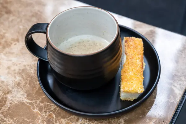 Грибной Суп Трюфелями Чашке Хлебом — стоковое фото