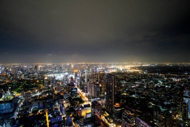 Bangkok, Tayland - 26 Mayıs 2022: Bangkok şehir manzarası, iş bölgesinde gece manzarası